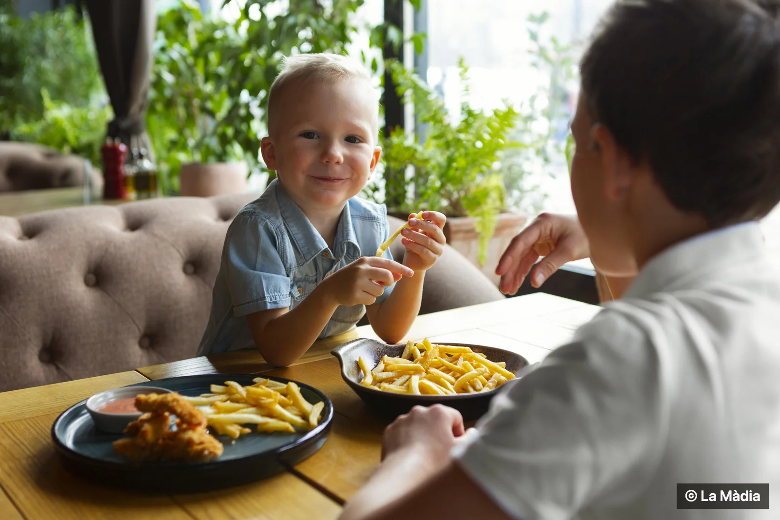Bambini al ristorante: davvero serve un menu tutto per loro?