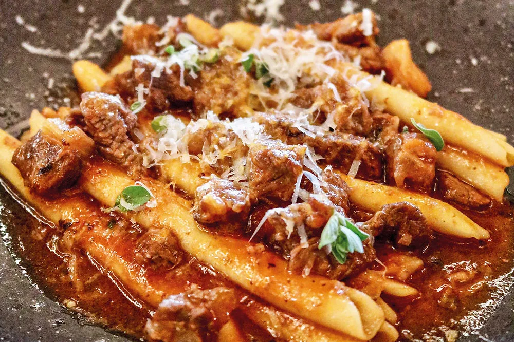 Maccarrones de busa con ghisadu di bue (ossobuco), zafferano e formaggio di pecora tipo grana, ricetta del ris