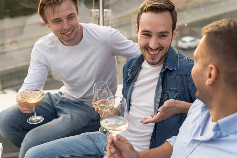La Gen Z consuma ancora alcol o no? Ecco le loro abitudini.