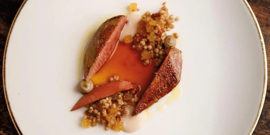 Piccione di Capodacqua, grano saraceno e melangola di Ferentillo, ricetta del ristorante UNE di Capodacqua (Um