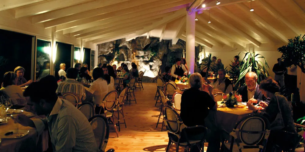 Lanterna in versione estiva. Accanto al ristorante, ora anche un giardino coperto