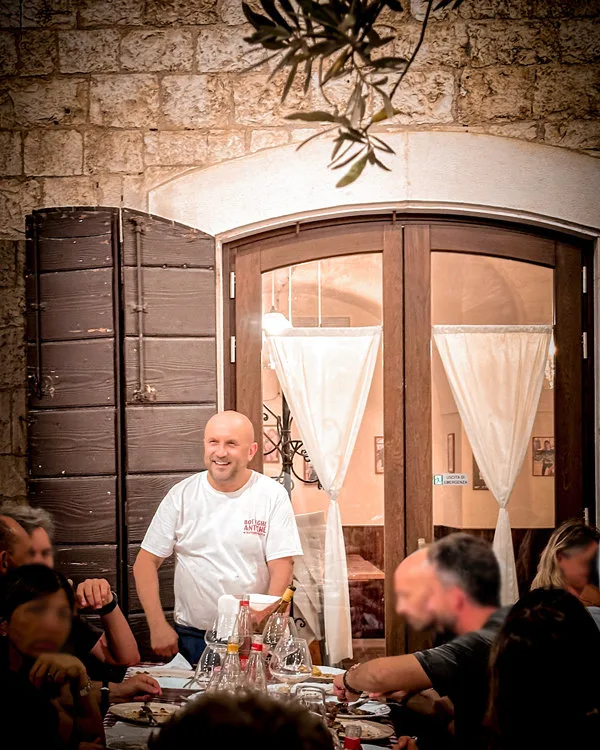 "Botteghe Antiche” si trasforma in trattoria di paese. Un ritorno che sa di casa, di memoria per Stefano D’Ong