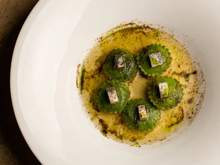 Tortelli di pasta all’uovo con ripieno di patate, alici, uva passa e pinoli, ricetta del ristorante Cortile Pe