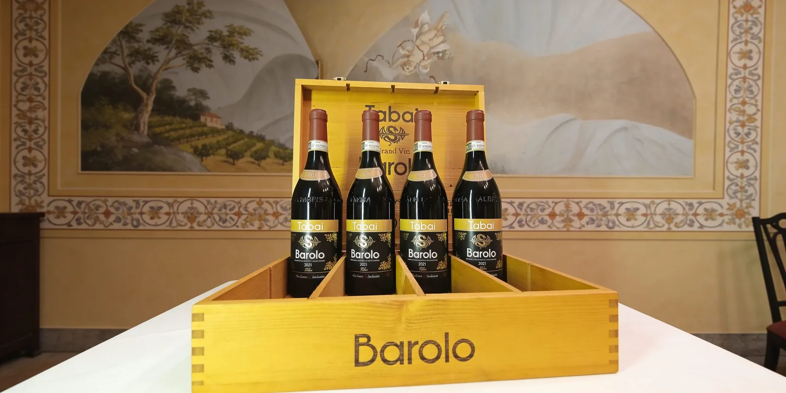 Barolo 2021 Tabai: tre anni in barrique, un’etichetta che parla di prestigio e una vertiginosa asta internazionale