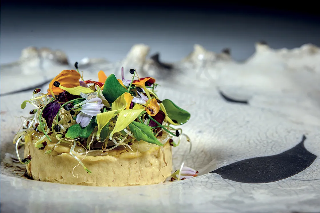 Insalata di germogli e fiori all'aceto balsamico tradiionale, sulla crème brulèe di foie gras