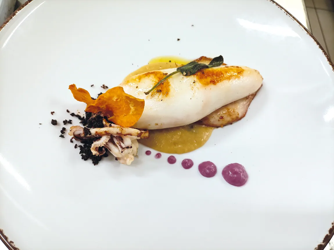 Calamaro ripieno di baccalà con polenta di farina bona, gel di cavolo viola e olio ortice