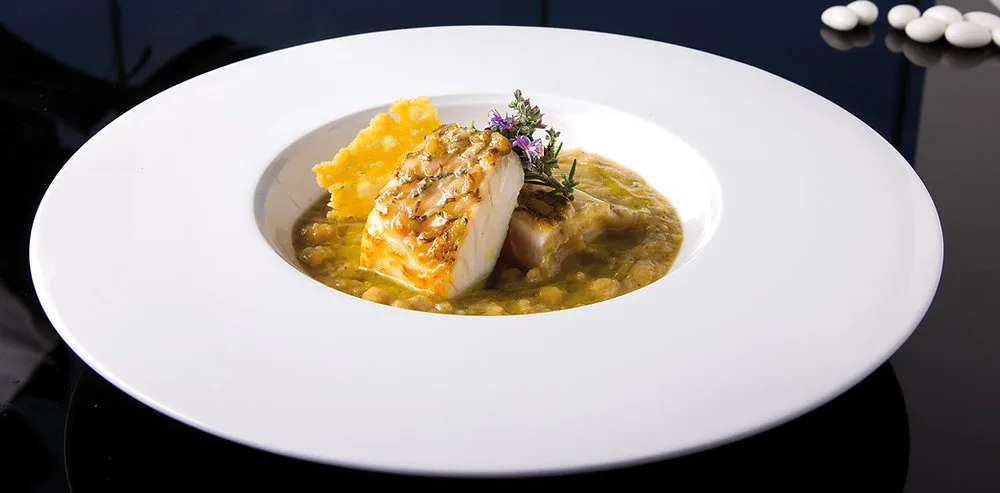 Zuppa di ceci alle erbe aromatiche e trancio di dentice al timo, ricetta del ristorante I Carusi Bio Relais.