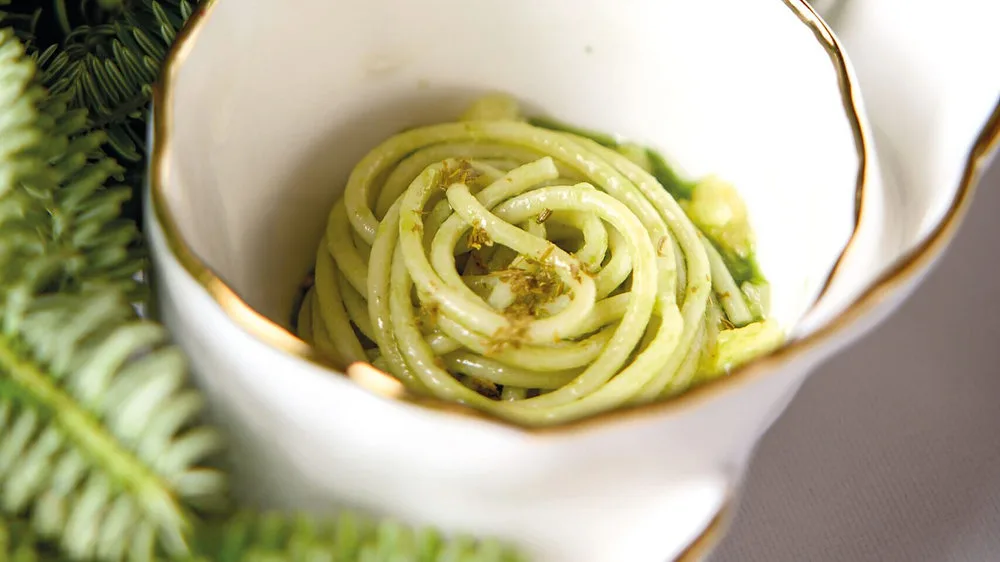 Spaghetto estrazione di pino e ananas, ricetta del ristorante Il Tiglio di Montemonaco (AP)