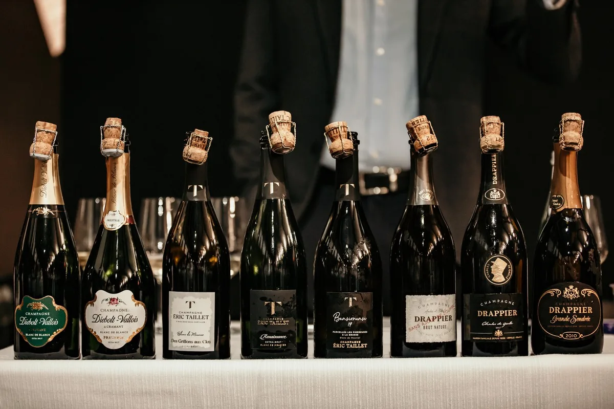 Tra aperitivi, cene, brindisi e after dinner: cosa bevono gli italiani nelle feste 2022?