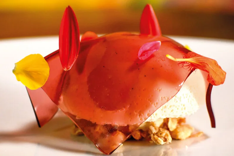 Panna cotta alla genziana, muesli e velo di frutti rossi e rosa
