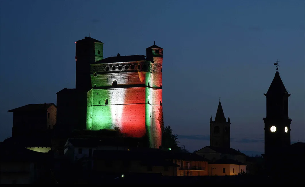 Serralunga D’Alba illuminata dal Tricolore