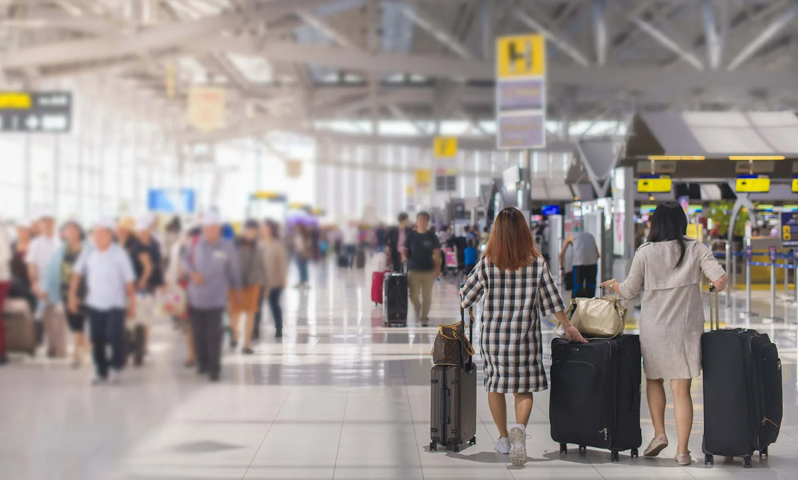 Bagagli matrioska e vestiti a cipolla: ecco i trucchi dei viaggiatori italiani per superare i controlli al gate