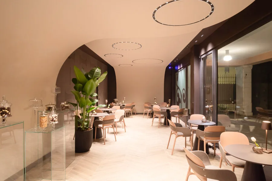 Simona Solbiati apre “Il salotto” a Brescia; un bar, pasticceria e bistrot versatile e accogliente.