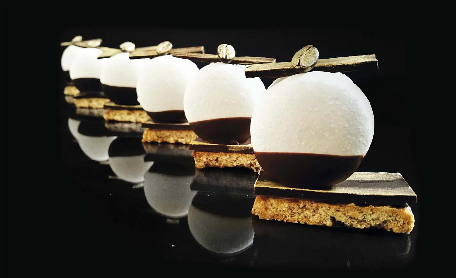 Les macarons: storia di un dolce diventato status symbol
