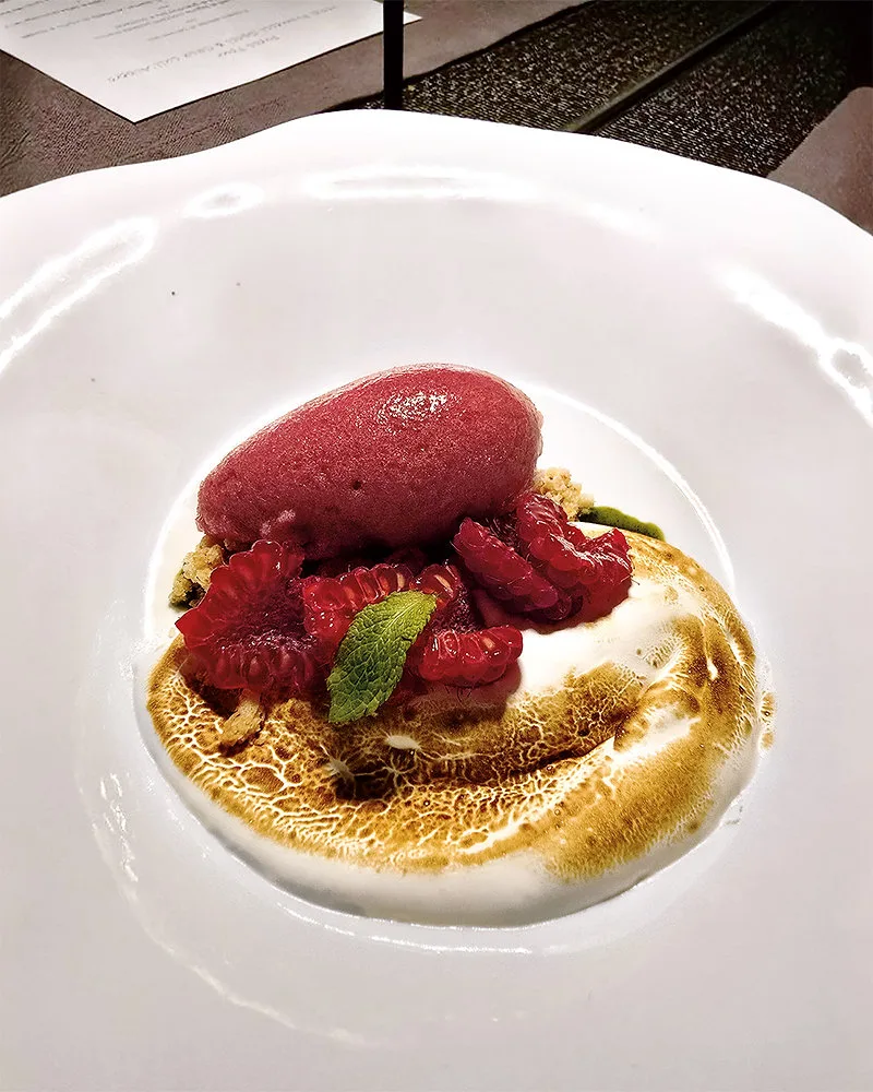 Sorbetto all’ibisco, crumble alle mandorle tostate, meringa ai lamponi, ricetta del ristorante Lisander di Mal