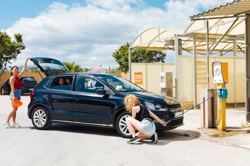 Una famiglia italiana spende in media 145 euro al mese in carburante
