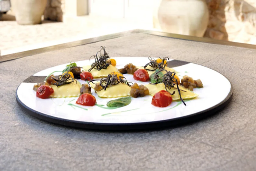 Bauletti® con pesce spada e lime, melanzane candite, chips di melanzane, gel di menta e pomodorini semi candit