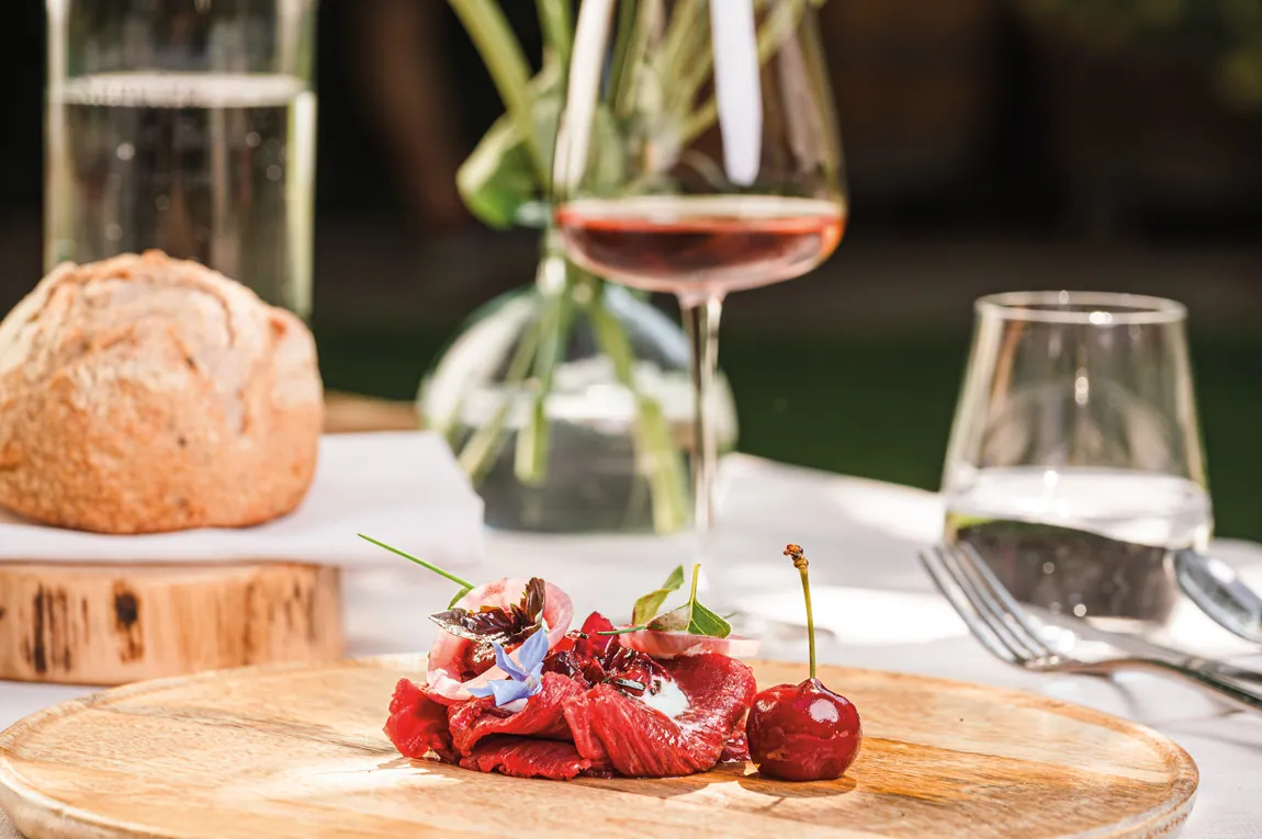 Carpaccio di bufalo, gazpacho di ciliegia e gelato allo yogurt