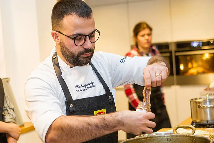 Lo chef italiano Gian Luca Demarco, che ha trovato la felicità in Lituania:“La cucina lituana è piena di tesor