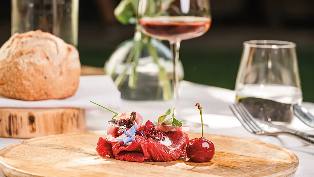 Carpaccio di bufalo, gazpacho di ciliegia e gelato allo yogurt, ricetta del ristorante Seguire le Botti di Ter