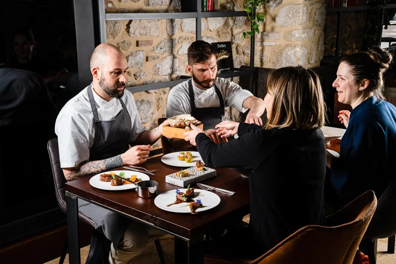 L’addio a Mara Severin, la sommelier dell’Essenza scomparsa nel crollo del ristorante.