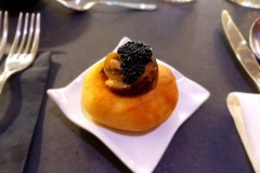 Focaccia di patate, melanzana, uova di aringa e fiori di finocchietto