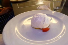 Fragole, crema, maraschino, menta e meringa