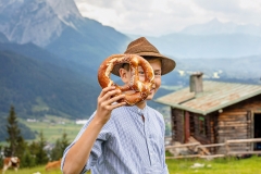 Bayerische Breze con ragazzo in montagna