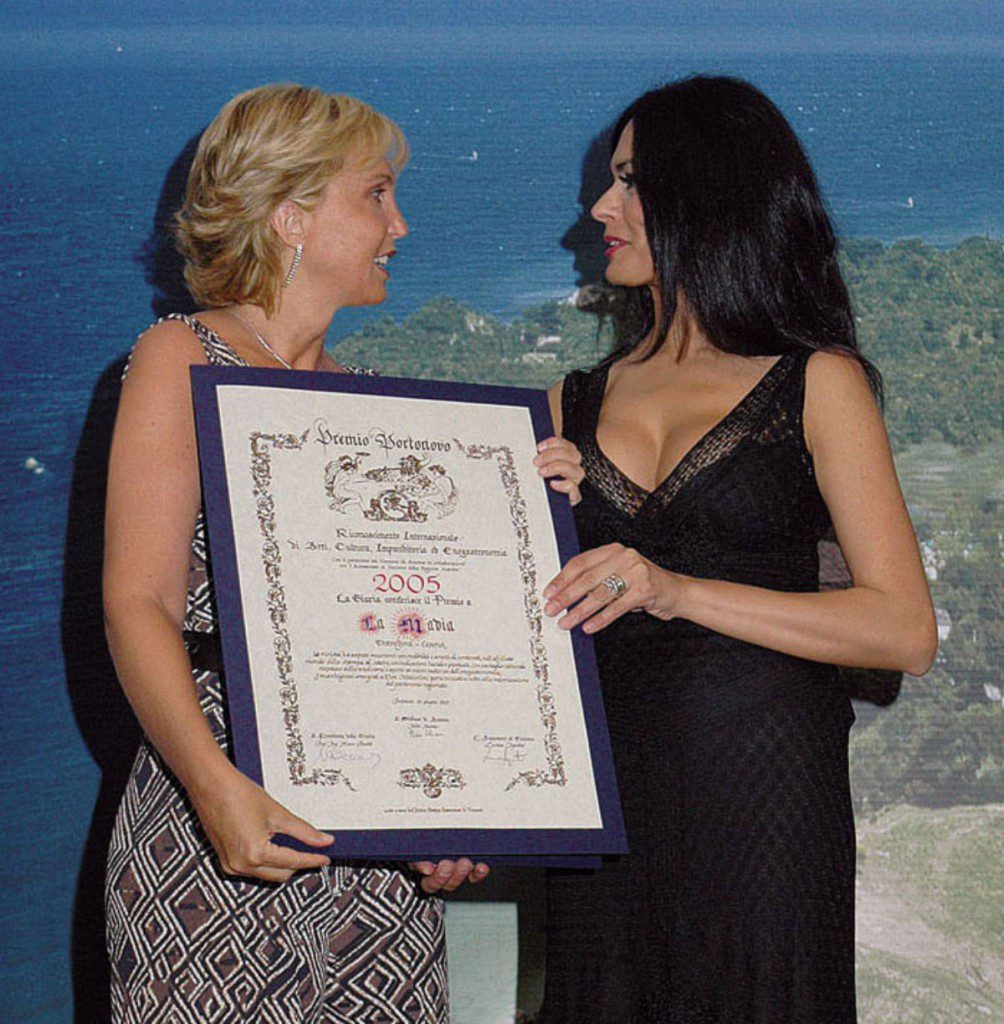 Maria-Grazia-Cucinotta-consegna-il-premio-a-Elsa-Mazzolini