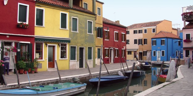 gattonero.jpg a burano un gatto nero amato anche dai più superstiziosi