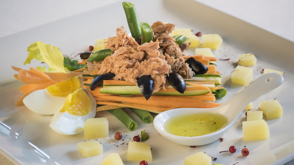 Insalata-colorata-di-verdure-e-tonno