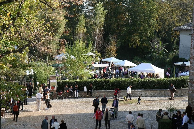 in-autunno-frutti-acque-castelli