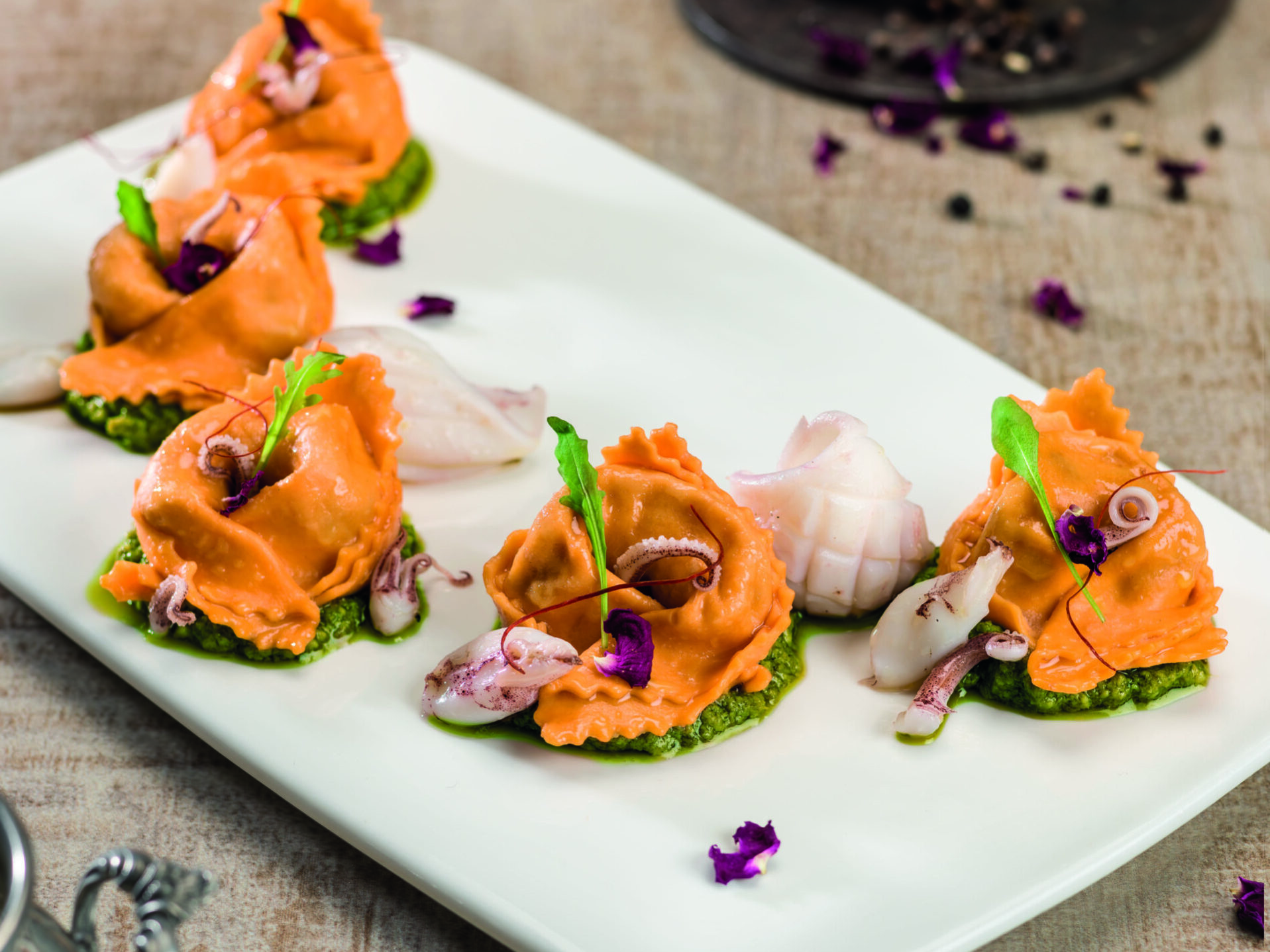 Cappellacci Rossi alla scamorza su pesto di rucola e zenzero con calamari spillo