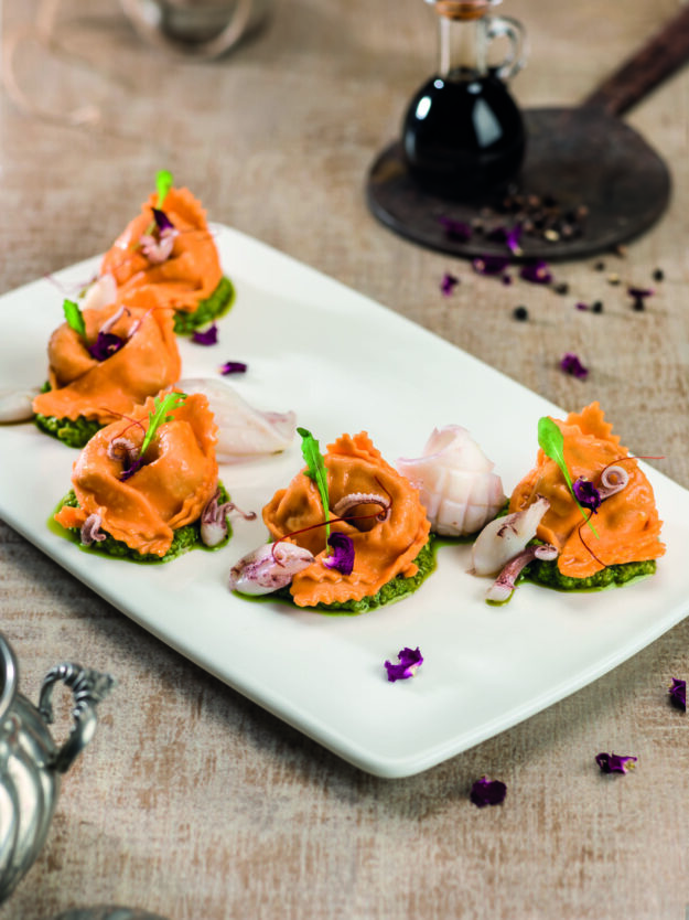 Cappellacci Rossi alla scamorza su pesto di rucola e zenzero con calamari spillo