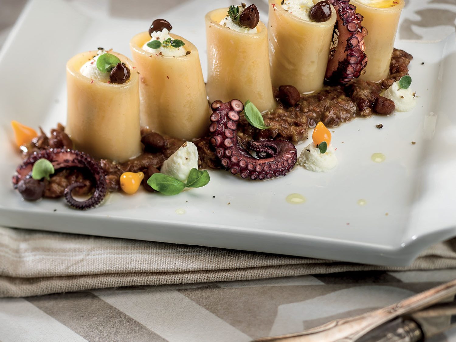 Paccheri di grano duro ceci neri e polpo alla piastra