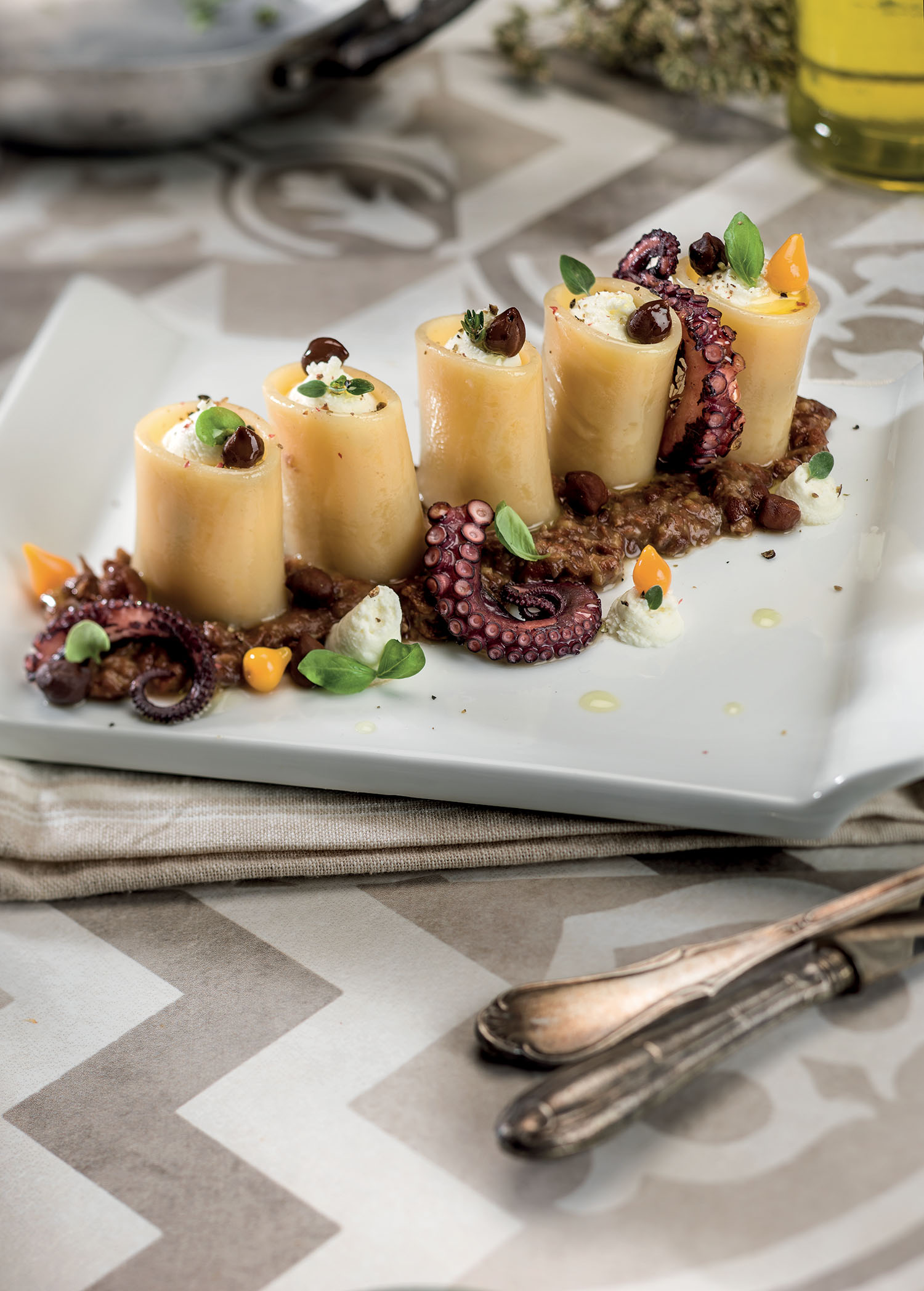 Paccheri di grano duro ceci neri e polpo alla piastra