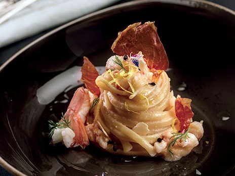 Linguine con crema di mandorle, limone e gamberi in crosta di prosciutto