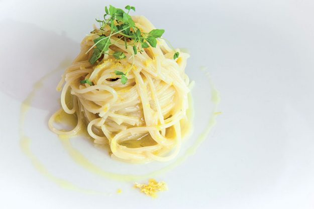 Spaghettini con acqua di limone e provolone