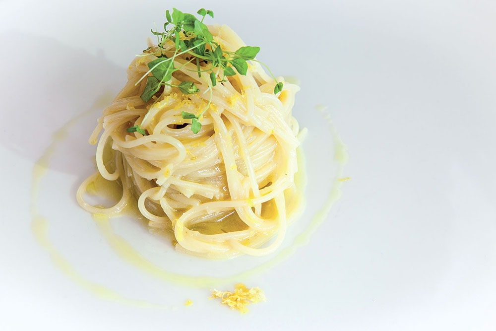 Spaghettini con acqua di limone e provolone