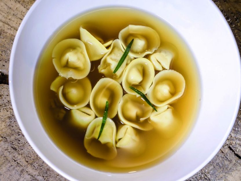 cappelletti di scampi brodo di crostacei e dragoncello