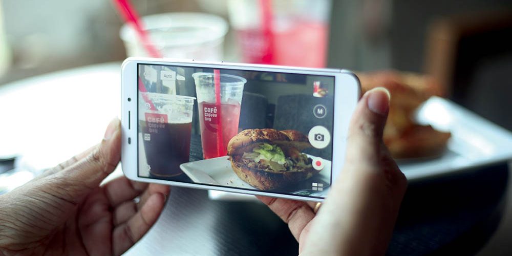 instafood-smarphone coltello e forchetta