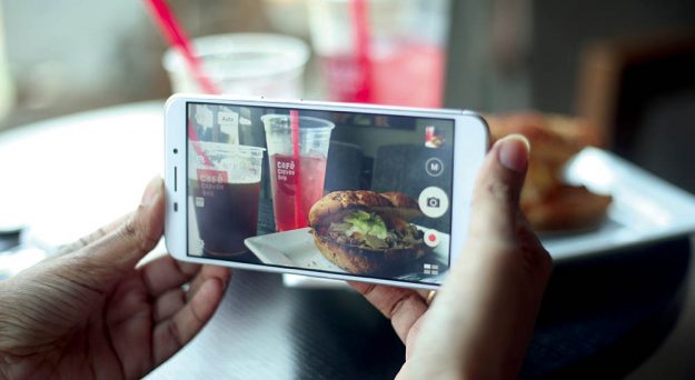 instafood-smarphone coltello e forchetta