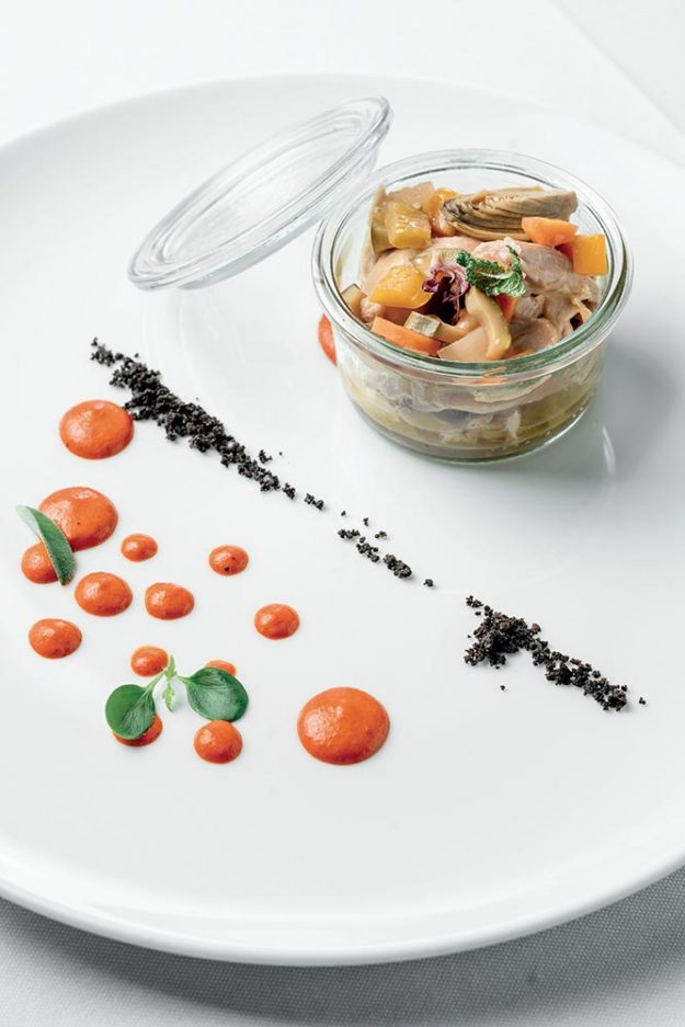 Tonno di coniglio con piccole carote, peperone e polvere di olive