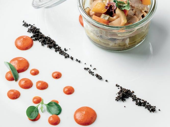 Tonno di coniglio con piccole carote, peperone e polvere di olive