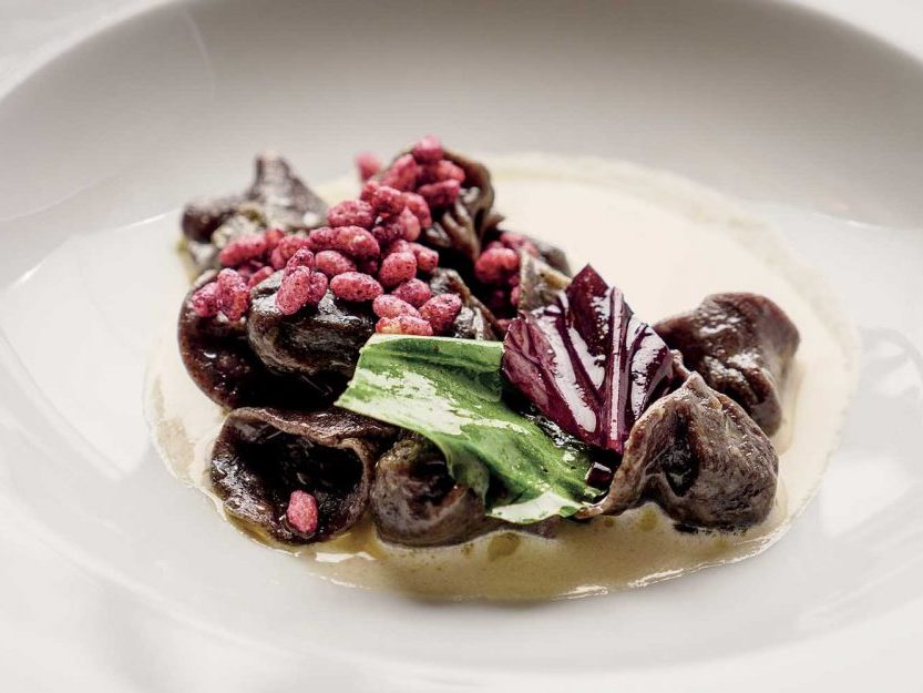 Un sorriso di ravioli tra oriente e occidente, ravioli di riso alle erbe selvatiche su zuppa speziata al cocco