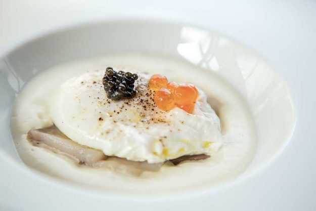 uovo in camicia su crema di ricotta, storione marinato e caviale