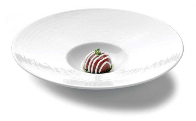 INGREDIENTI kg. 1 di melanzana, g. 20 di basilico, cl. 20 di olio extravergine d’oliva q.b., sale fino, g. 150 di passata di pomodoro San Marzano, g. 2 di agar agar, g. 50 gr fior di latte di Agerola, g. 20 di latte fresco, g. 10 di maizena.