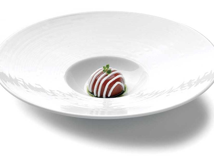 INGREDIENTI kg. 1 di melanzana, g. 20 di basilico, cl. 20 di olio extravergine d’oliva q.b., sale fino, g. 150 di passata di pomodoro San Marzano, g. 2 di agar agar, g. 50 gr fior di latte di Agerola, g. 20 di latte fresco, g. 10 di maizena.