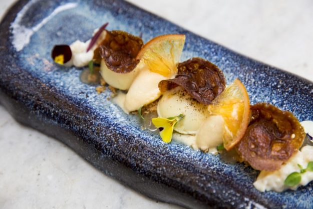 Crema bruciata di pastiera con pompelmo, sorbetto agli agrumi e achillea