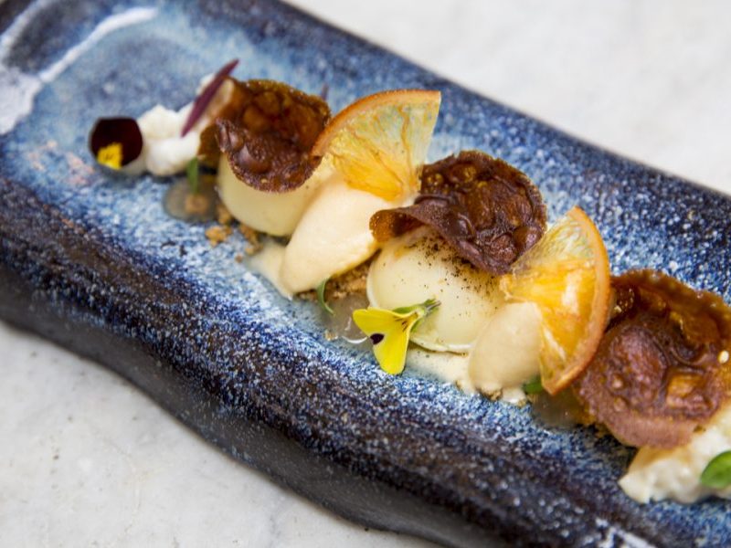 Crema bruciata di pastiera con pompelmo, sorbetto agli agrumi e achillea